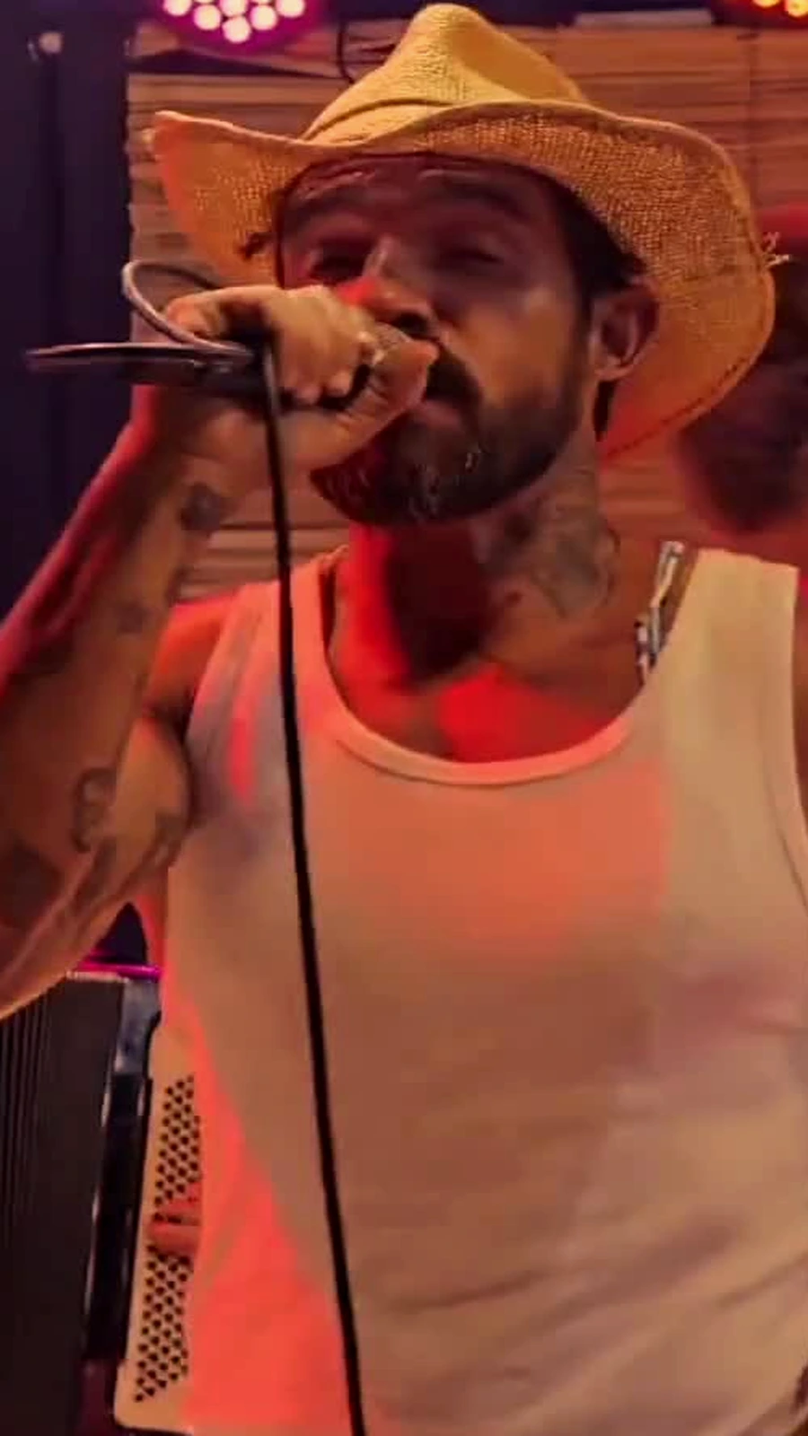 Pedro Pondé cantando ao vivo