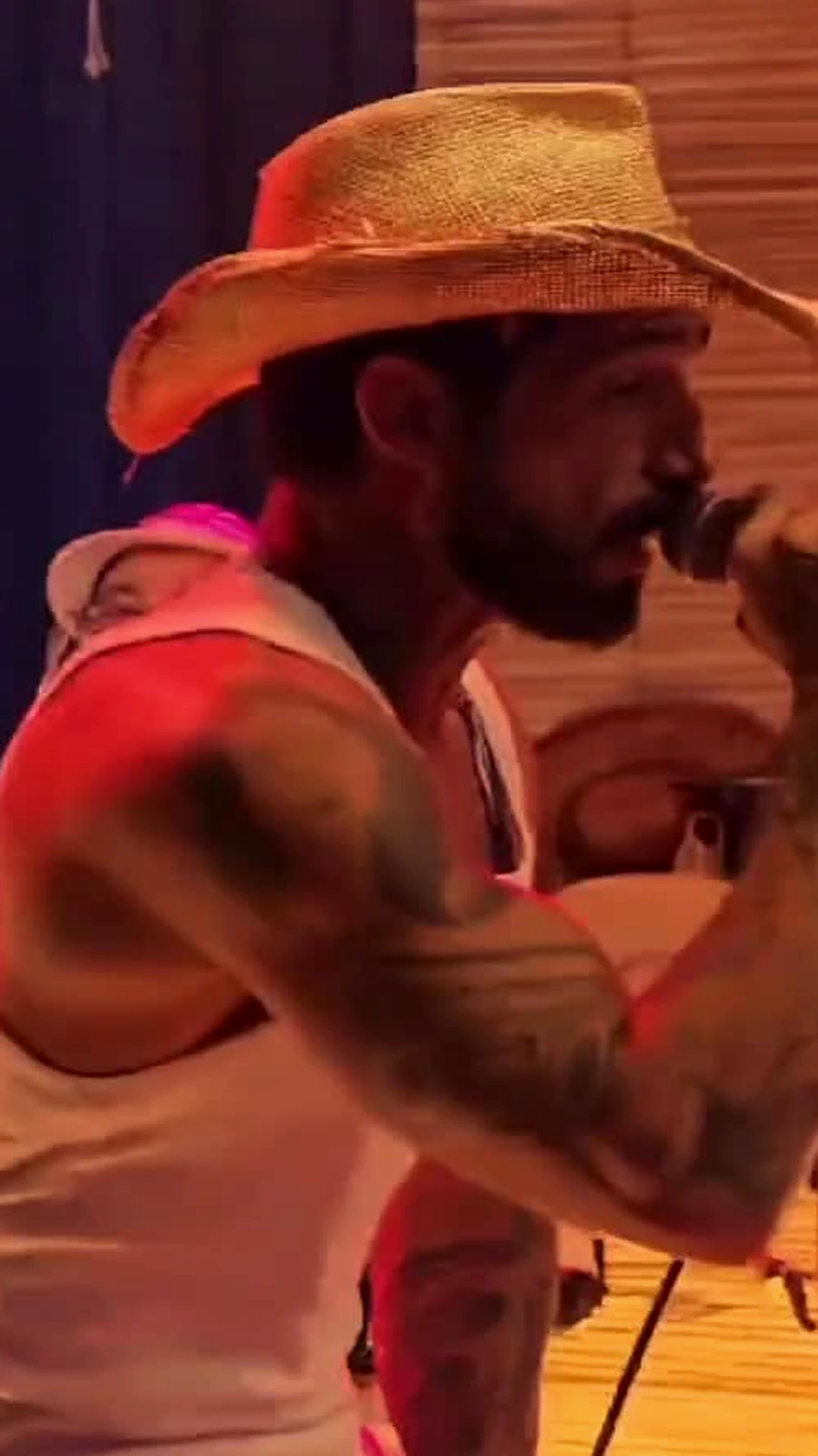 Pedro Pondé cantando em perfil